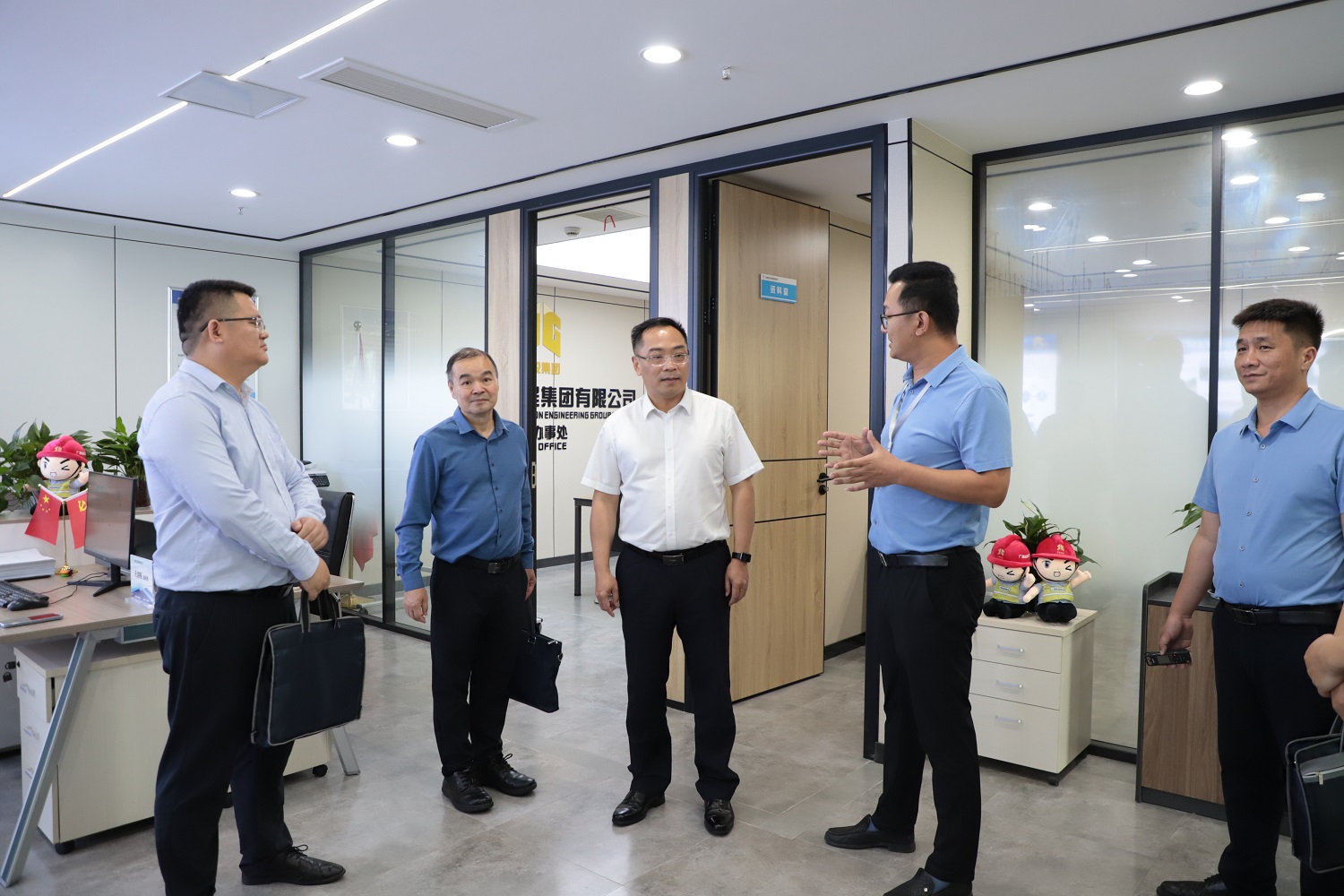 스피드 바카라 Xuejun과 그의 대표단은 직속 기업인 Guangxi Road Construction Group의 안휘 사무소를 시찰했습니다. 사진 제공: Cai Liumei.JPG