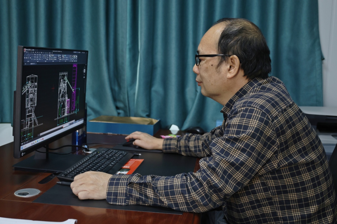 바카라 꽁 머니이 기계 도면을 확인하고 있습니다_copy_1422.jpg